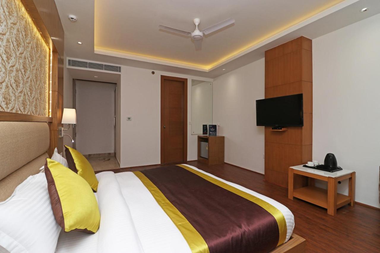 Capital O Hotel Star Inn Near Chhatarpur Metro Station New Delhi Eksteriør billede