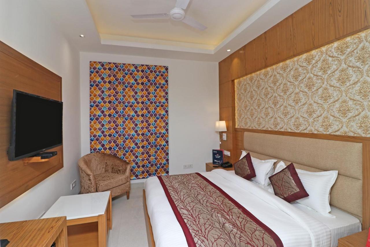 Capital O Hotel Star Inn Near Chhatarpur Metro Station New Delhi Eksteriør billede