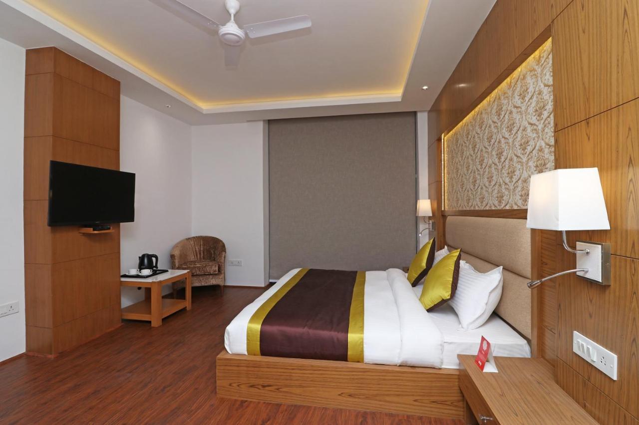 Capital O Hotel Star Inn Near Chhatarpur Metro Station New Delhi Eksteriør billede