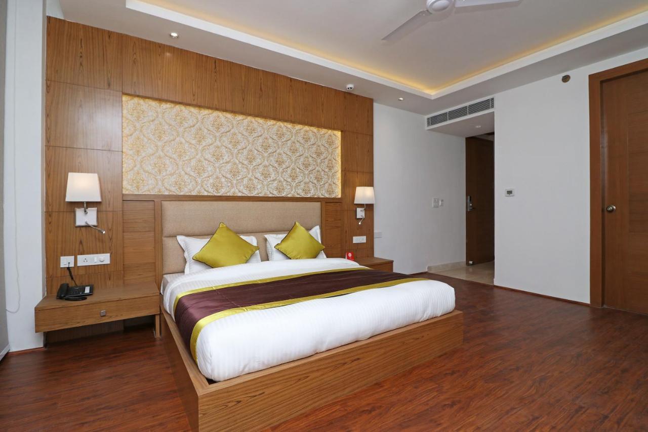 Capital O Hotel Star Inn Near Chhatarpur Metro Station New Delhi Eksteriør billede