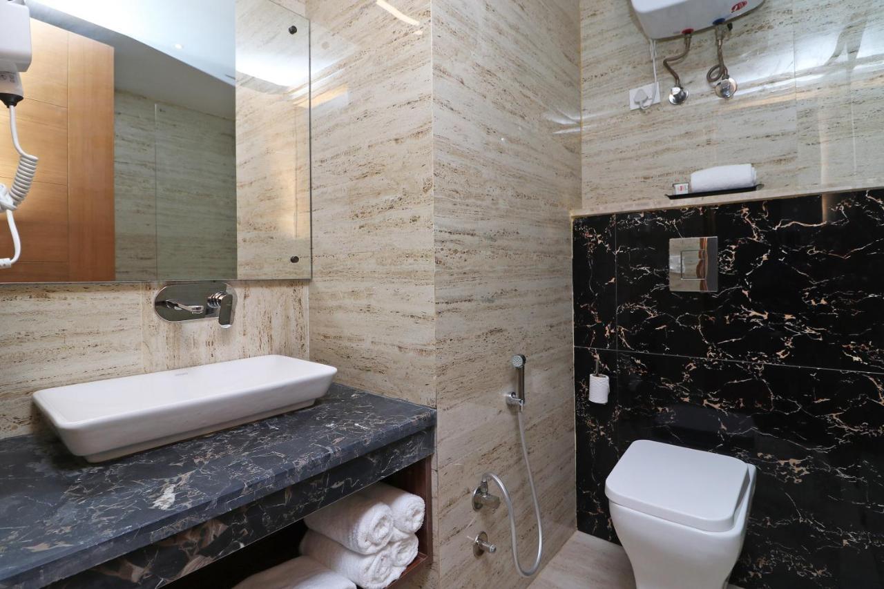 Capital O Hotel Star Inn Near Chhatarpur Metro Station New Delhi Eksteriør billede