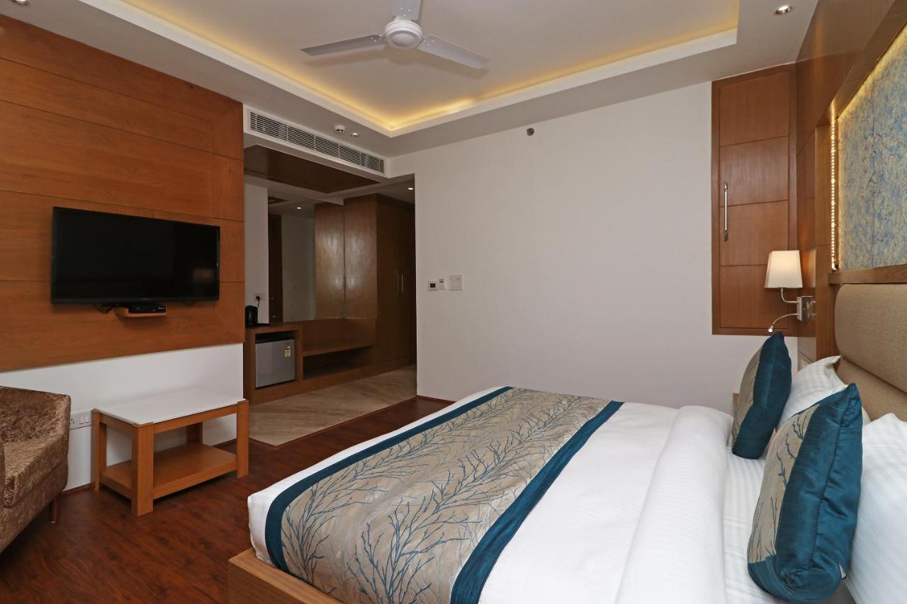 Capital O Hotel Star Inn Near Chhatarpur Metro Station New Delhi Eksteriør billede
